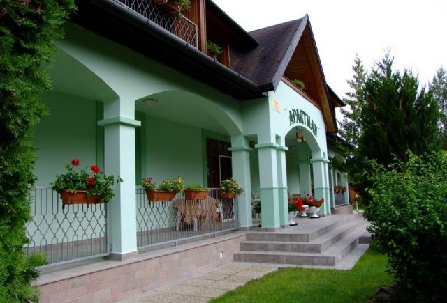 bogcsi_rajnaapartman_bejrat